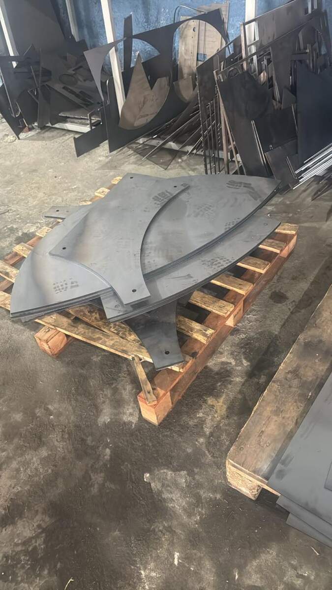 Chapas Cortadas em Formato Curvo